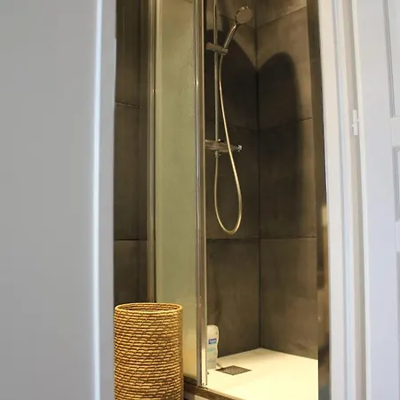 Entire Or Private Rooms, Minutes From Geneva, Excellent Location